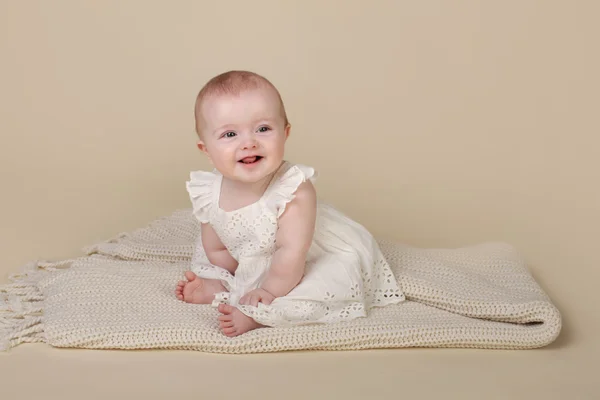 Bebê menina sentado — Fotografia de Stock