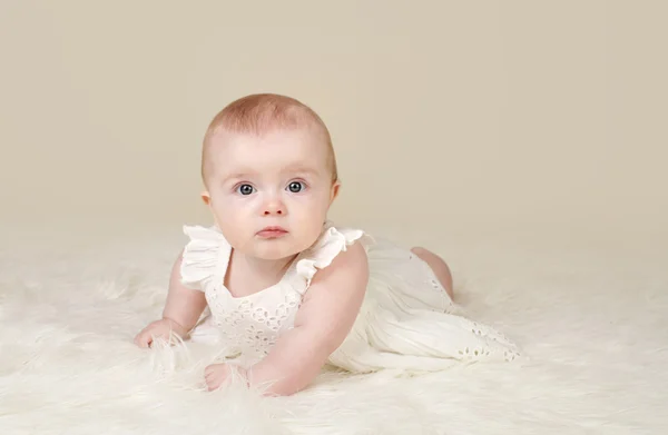 Baby meisje buik tijd glimlachen — Stockfoto