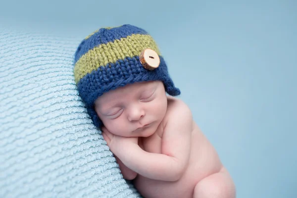 Bebé recién nacido durmiendo — Foto de Stock