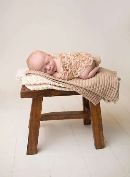 Recién nacido durmiendo en silla — Foto de Stock