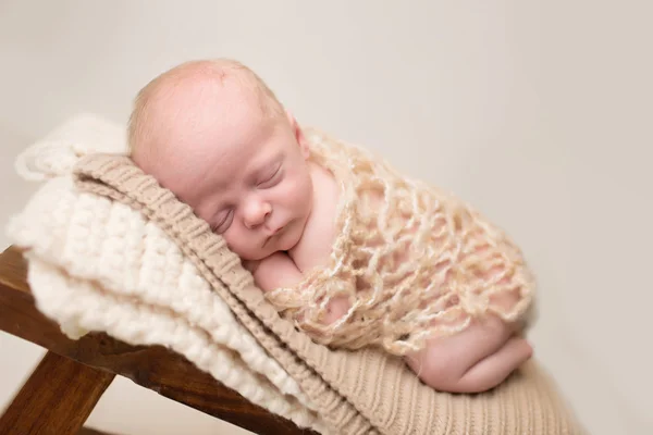 Recién nacido durmiendo en silla — Foto de Stock