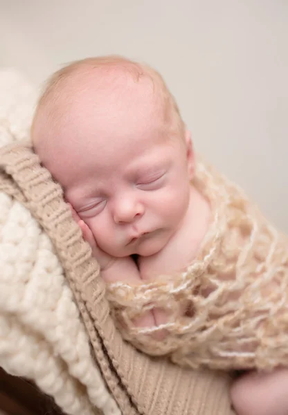 Neugeborenes schläft auf Stuhl — Stockfoto