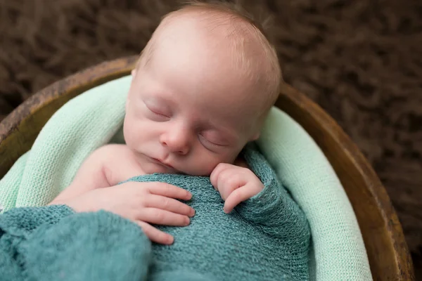 Schlafendes Neugeborenes in einer Schüssel — Stockfoto