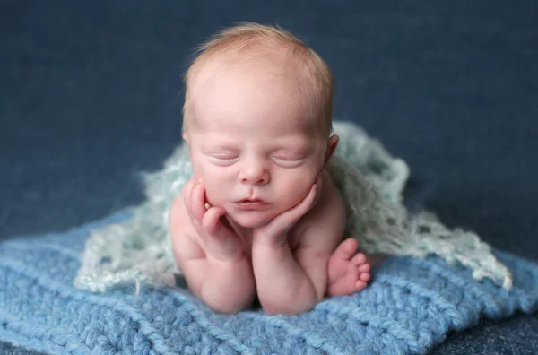 Newborn Baby Posed in a Froggy Pose — Stock Photo, Image