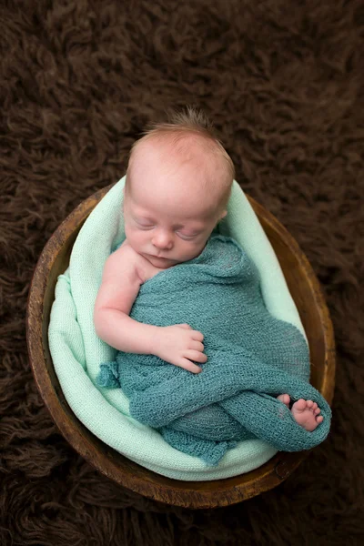 Slapende baby in een kom — Stockfoto