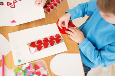 Sevgililer günü kalpleri: çocuklar sanat ve el sanatları