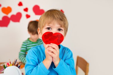 Sevgililer günü kalpleri tutan çocuk