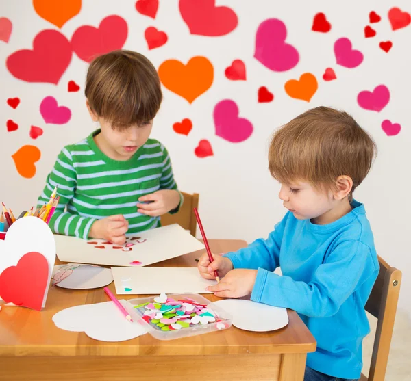 Les enfants engagés dans les arts de la Saint-Valentin avec des coeurs — Photo