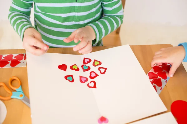 Valentinstag Herzen: Kinder basteln — Stockfoto