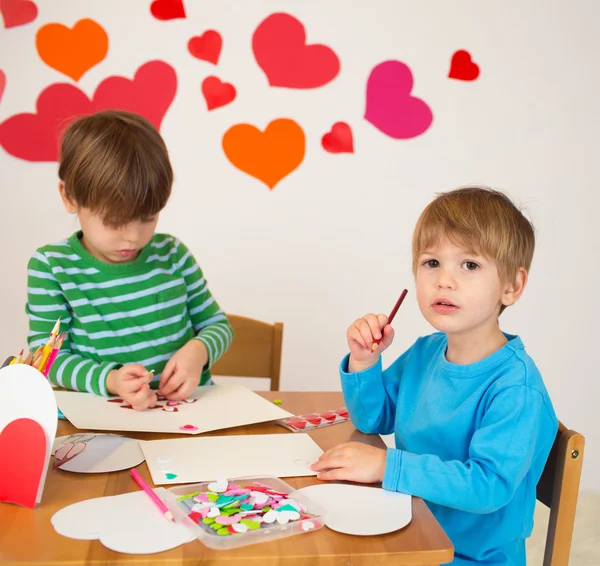 Bambini impegnati nelle Arti di San Valentino con Cuori — Foto Stock