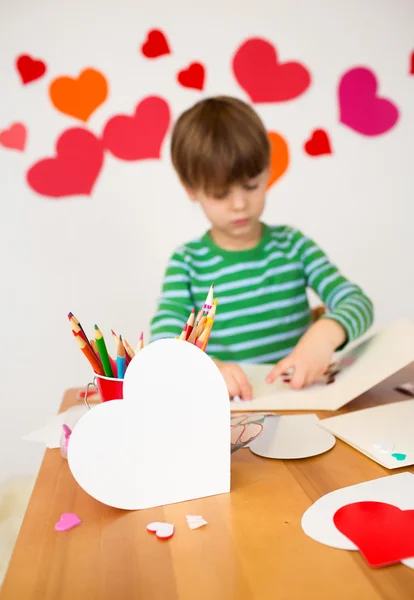 Bambini impegnati nelle Arti di San Valentino con Cuori — Foto Stock