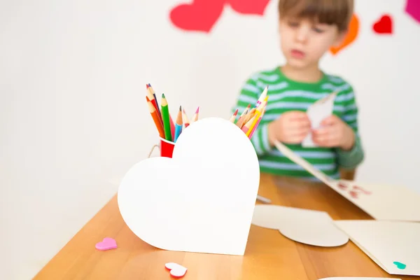 Kinder beschäftigen sich mit Valentinstag-Kunst mit Herz — Stockfoto