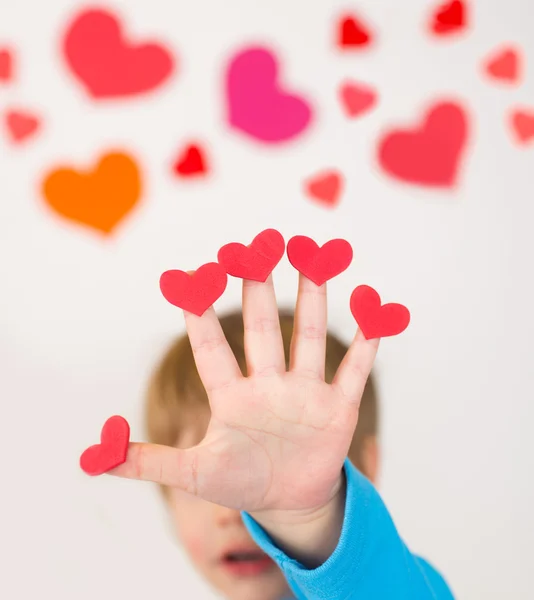 Enfant tenant des coeurs de Saint-Valentin — Photo