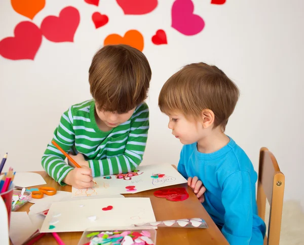 Niños comprometidos en el Día de San Valentín Artes con corazones —  Fotos de Stock