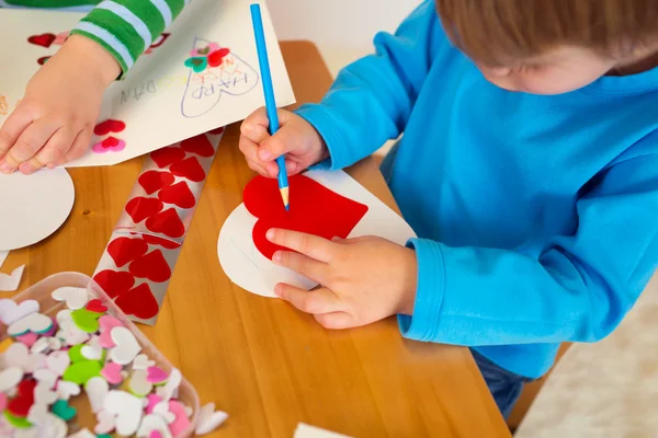 Barnen deltar i alla hjärtans dag konst med hjärtan — Stockfoto