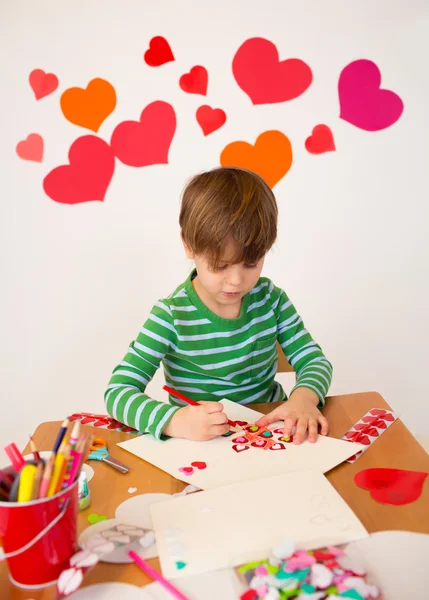 Kids engaged in Valentine 's Day Arts with Hearts Лицензионные Стоковые Фото