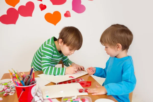 Kids engaged in Valentine 's Day Arts with Hearts Лицензионные Стоковые Фото