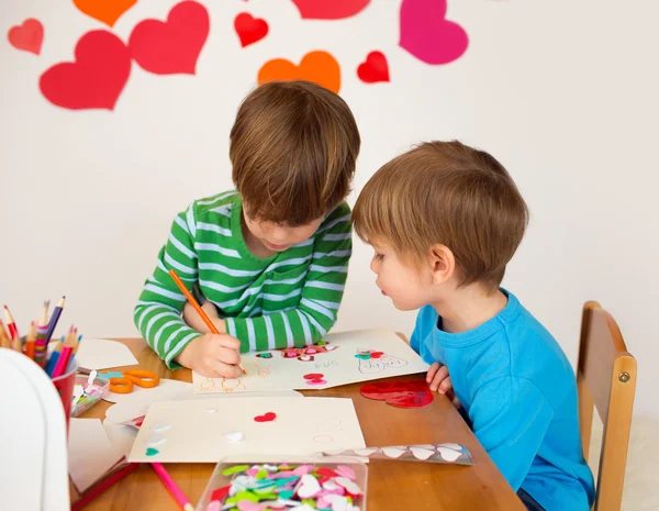 Kids engaged in Valentine 's Day Arts with Hearts Стоковая Картинка