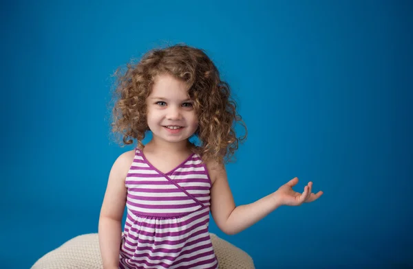 Niño sonriente feliz: Chica con el pelo rizado — Foto de Stock