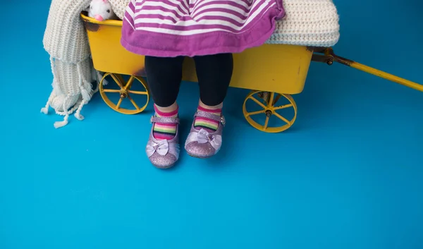 Детская мода: обувь и платье — стоковое фото