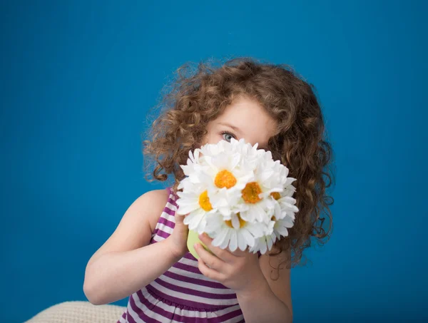 Felice sorridente bambino: Ragazza con i capelli ricci — Foto Stock