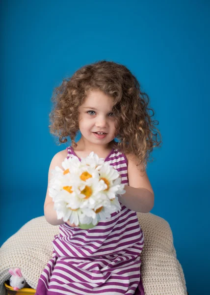 Criança risonha sorridente feliz: menina com cabelo encaracolado — Fotografia de Stock