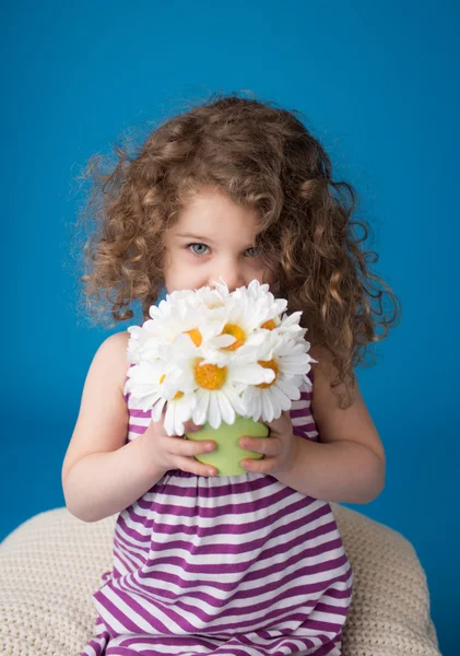 Niño sonriente feliz: Chica con el pelo rizado —  Fotos de Stock