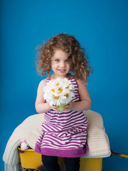 Criança risonha sorridente feliz: menina com cabelo encaracolado — Fotografia de Stock