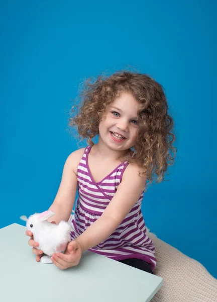 Felice ridendo bambino sorridente con coniglietto pasquale — Foto Stock