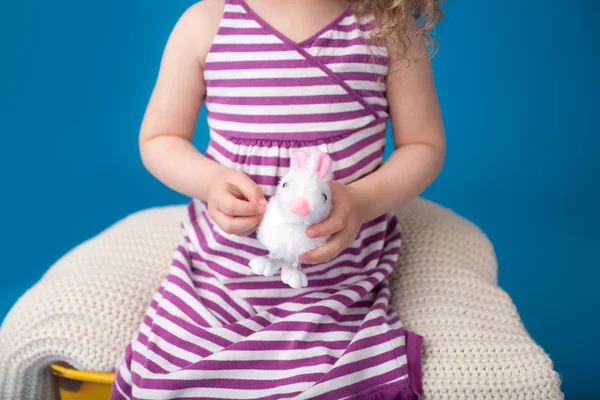 Mutlu Paskalya tavşanı çocukla gülümseyen gülüyor — Stok fotoğraf