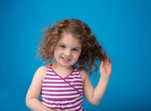 Lyckligt leende skrattande barn: Tjej med lockigt hår — Stockfoto