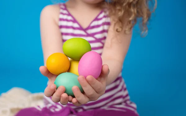 Bambino, attività pasquale con coniglietto e uova — Foto Stock