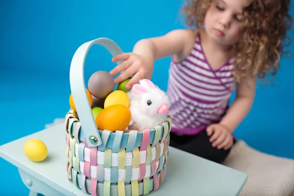 孩子，与兔和鸡蛋复活节活动 — 图库照片