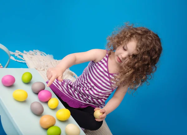 Niño, Actividad de Pascua con conejito y huevos — Foto de Stock