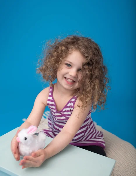 Šťastná, směje se usmívající se dítě s Velikonoční zajíček — Stock fotografie
