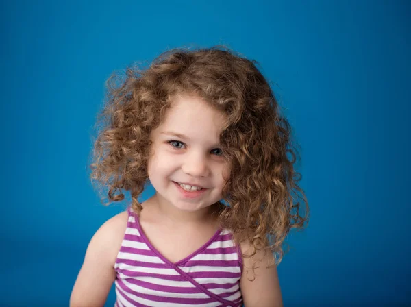 Lyckligt leende skrattande barn: Tjej med lockigt hår — Stockfoto