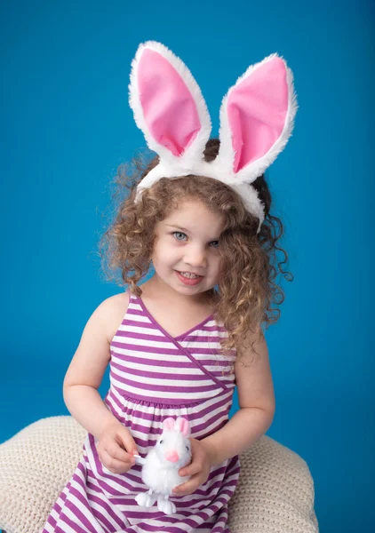 Šťastná, směje se usmívající se dítě s Velikonoční zajíček Stock Fotografie