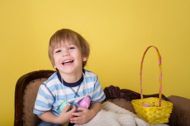 Paskalya yumurtası sepeti, çocukla yumurtası avı