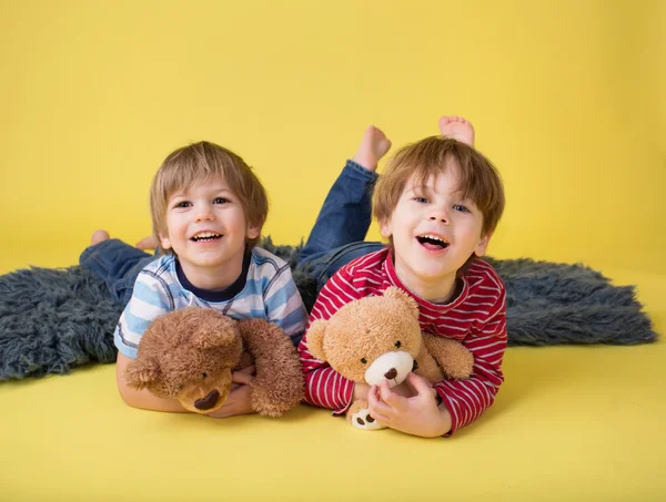 Enfants heureux, frères et sœurs, étreignant des jouets en peluche — Photo