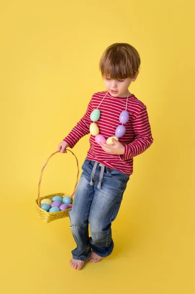 Niño con cesta de huevo de Pascua, Caza de huevos — Foto de Stock