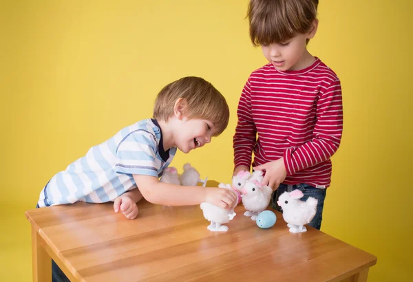 Niños jugando con juguetes de conejo de Pascua — Foto de Stock