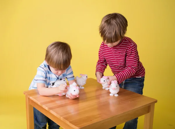 Crianças brincando com brinquedos de coelho de Páscoa — Fotografia de Stock