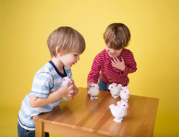 Děti hrají s hračkami, Velikonoční zajíček — Stock fotografie