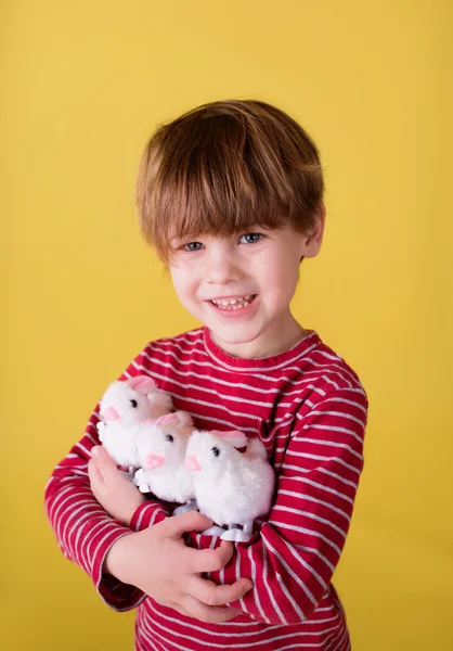 Bambino che gioca con i giocattoli del coniglietto di Pasqua — Foto Stock