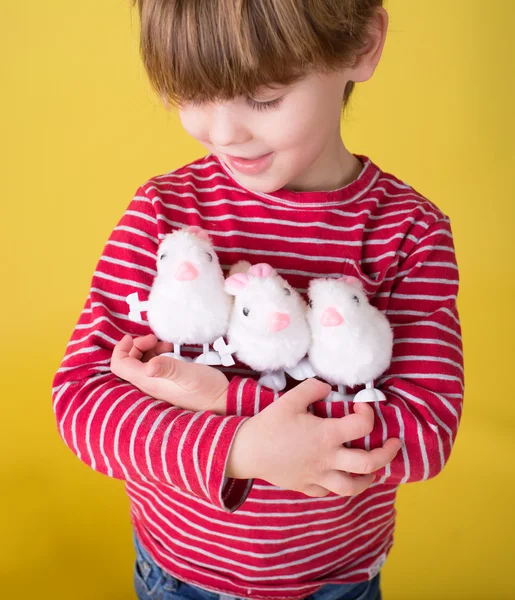 Ребенок играет с пасхальными игрушками — стоковое фото