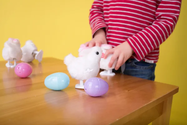 Niño jugando con juguetes de conejo de Pascua — Foto de Stock