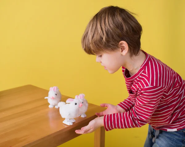 Ребенок играет с пасхальными игрушками — стоковое фото