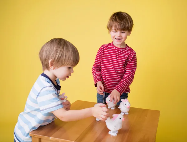 Bambini che giocano con i giocattoli del coniglietto di Pasqua — Foto Stock