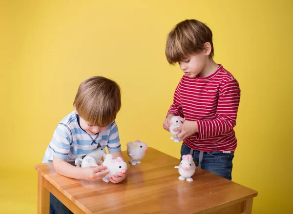 Děti hrají s hračkami, Velikonoční zajíček Royalty Free Stock Fotografie