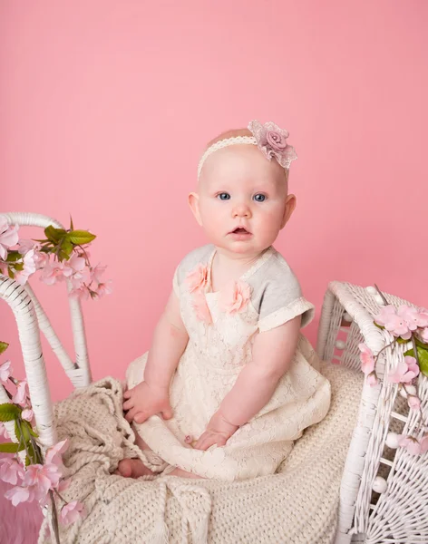 Baby sitzt im Kinderwagen — Stockfoto